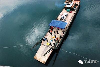 為搜尋深水沉尸，杭州警方租用的船只在水面作業(yè)。本版圖片/杭州警方提供