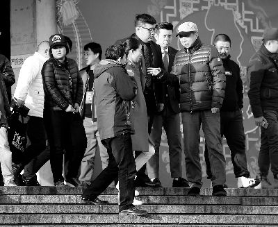 彩排后，高曉攀、尤憲超和不知名女演員聆聽馮鞏總結(jié)訓(xùn)話