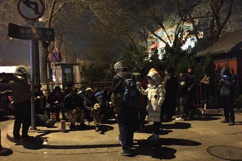 雍和宮外排隊的人。新京報記者 李相蓉 攝