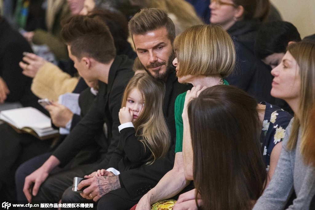 小貝全家觀看貝嫂品牌秀 小七拍照摳鼻賣(mài)萌 小貝全家觀看貝嫂品牌秀 小七拍照摳鼻賣(mài)萌