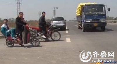 2兄弟橫穿馬路 時(shí)隔半年在同一路口被撞身亡(圖) 2兄弟橫穿馬路 時(shí)隔半年在同一路口被撞身亡(圖)