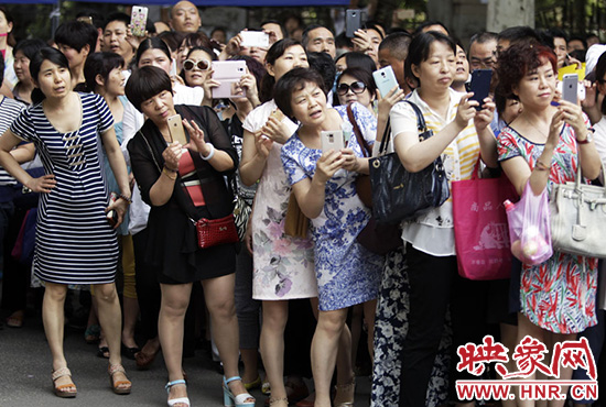 你在人群中，只有找到你，她們才會松下眉間的皺紋。