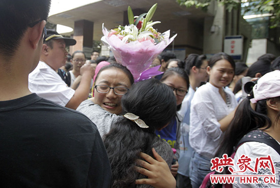 沖向你，給你一個深情的擁抱。