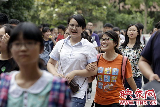 也有一種情，平日嬉笑怒罵，針鋒相對，只有別離時才會牽手擁抱。