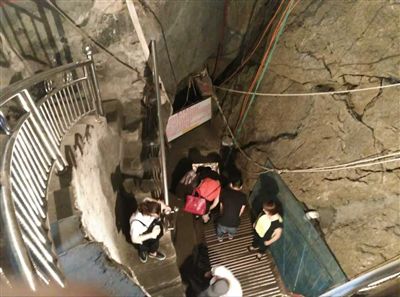 游客到魚泉參觀。