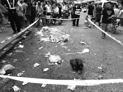 7月11日，群眾在事發(fā)現(xiàn)場外圍觀。新華社發(fā)