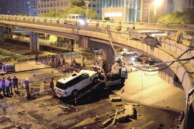 路虎車(chē)被扶正后，救援車(chē)將其拖離現(xiàn)場(chǎng)。