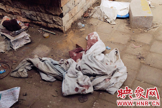 現(xiàn)場一張被單上沾滿血跡。