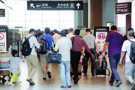 近期乘飛機(jī)應(yīng)留足更多的時間以免誤機(jī)。/晨報記者 殷立勤