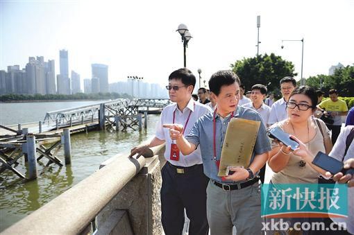 人大代表們在珠江邊現(xiàn)場調(diào)研。