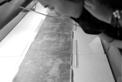 一名觀眾俯身細看《清明上河圖》。 京華時報記者王海欣攝