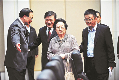 屠呦呦首先進(jìn)入會議現(xiàn)場 屠呦呦首先進(jìn)入會議現(xiàn)場