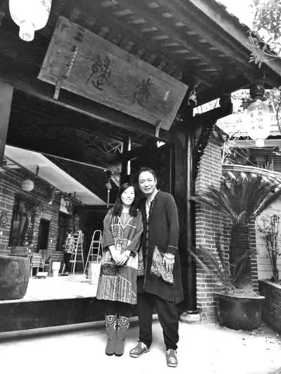 顧少強和丈夫在自己的客棧前合影,作為結(jié)婚照。照片由受訪者提供