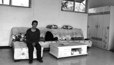 交完彩禮錢，牛志忠?guī)缀跎頍o分文，家里的沙發(fā)、茶幾、衣柜都是凌光輝買的。京華時報記者張恒攝