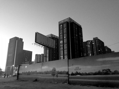 荒地西、南、北三面被2米多高的圍欄圍住。