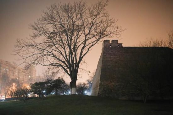 2015年12月20日，北京。霧霾之中，燈光之下的明長城遺址公園。