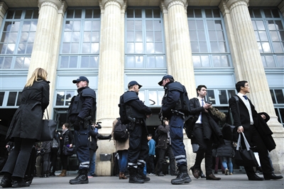 法國巴黎，警方加強(qiáng)安保工作。圖/CFP