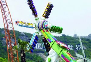 3月28日零點(diǎn)剛過幾分鐘，上海迪士尼6月16日開園日的門票就宣告售罄，巨大的訪問量一度導(dǎo)致票務(wù)系統(tǒng)出現(xiàn)間歇性故障，被網(wǎng)友調(diào)侃“激烈程度堪比春運(yùn)”。網(wǎng)上甚至有“黃牛”將一張開園門票炒到幾千元。