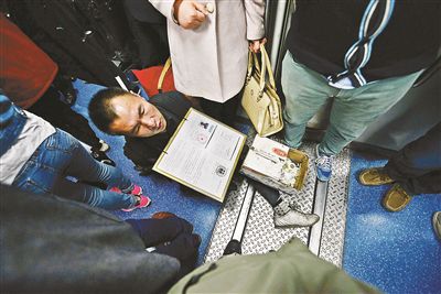 在賣藝時，李大鵬會把判決結(jié)果掛在胸前