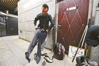 只有在賣藝時，李大鵬才會換上破舊的衣服