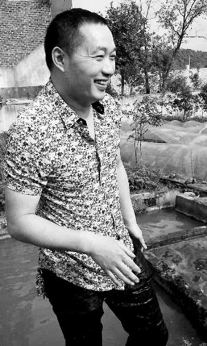 救出小孩上后，楊文利一身糞水。