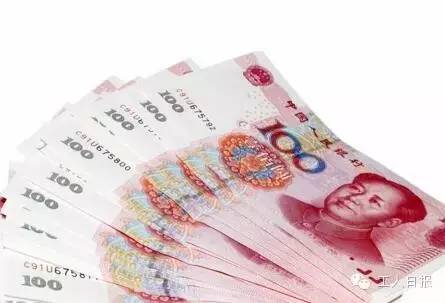 按照4月1日起上海執(zhí)行的月最低工資標(biāo)準(zhǔn)2190元計(jì)算，勞動(dòng)者在5月1日當(dāng)天加班，每天的加班工資至少有302元。如果3天都加班、不調(diào)休，加班工資至少有704元。