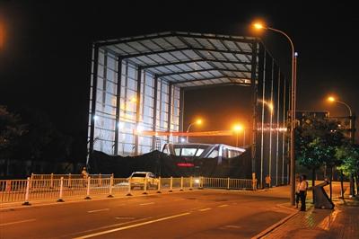 昨日夜間，河北北戴河，“巴鐵”1號試驗地，工作人員正在對車體進行施工檢修。