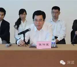 在天津紀(jì)委對王富強的通報中指出，王富強從“聽黨的話，永遠跟黨走，做讓黨放心的人”這一初心出發(fā)，吃過苦、流過汗，曾為天津港保稅區(qū)的建設(shè)和發(fā)展、為天津市招商引資工作作出過貢獻。貢獻被認可、贊譽，其驕傲自滿情緒漸生，覺得