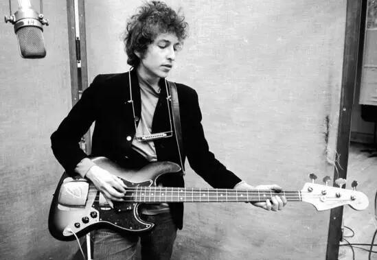 此處外事兒(微信ID：xjb-waishier)要替一個人心疼10秒鐘——自2009年以來連續(xù)八年被視為諾貝爾文學(xué)獎熱門人選的日本作家村上春樹。