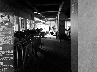 在關(guān)嶺縣，臺(tái)球廳成了輟學(xué)孩子消磨時(shí)光的最好去處 攝影/本報(bào)記者 楊寶璐