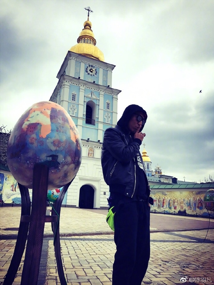 陳羽凡微博曬照，照片中做出閉嘴的手勢