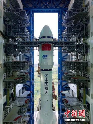 垂直轉運的順利完成，標志著“天舟一號”飛行任務正式進入發(fā)射階段。張文軍 攝