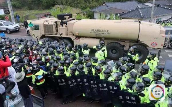 凌晨4時30分左右，駐韓美軍向“薩德”系統(tǒng)部署地星州高爾夫球場運(yùn)送“薩德”相關(guān)裝備。約有20多輛卡車和軍用拖車進(jìn)入星州高爾夫球場，其中裝有兩臺導(dǎo)彈發(fā)射架、X波段雷達(dá)及作戰(zhàn)指控中心等裝備。