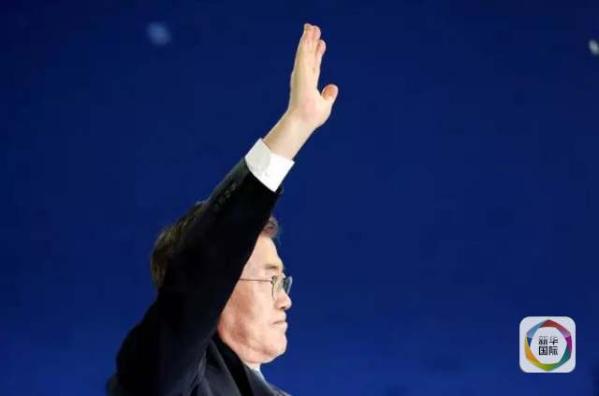 目前民調(diào)領(lǐng)先的共同民主黨候選人文在寅方面當(dāng)天上午表示，強(qiáng)行在星州部署“薩德”的做法“無視國民意愿和程序”，實際上切斷了下屆政府針對“薩德”相關(guān)政策的判斷余地。