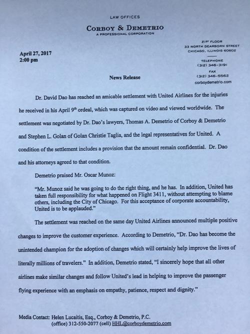 當(dāng)?shù)貢r(shí)間4月27日14點(diǎn)（北京時(shí)間28日凌晨3點(diǎn)），負(fù)責(zé)代理美聯(lián)航暴力拖拽乘客下飛機(jī)一案的律師德梅特里奧給包括央視記者在內(nèi)的媒體發(fā)來郵件，稱美聯(lián)航已與遭暴力拖拽下飛機(jī)的乘客David Dao達(dá)成和解協(xié)議。但作為條件之一，協(xié)議的具體內(nèi)容和涉及的金額保密。