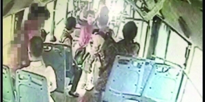 女司機路見不平一聲吼，小女孩方才脫身 視頻截圖