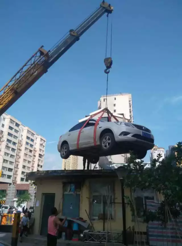 女司機(jī)與保安沖突停車堵門 物業(yè)雇吊車讓其上天 女司機(jī)與保安沖突停車堵門 物業(yè)雇吊車讓其上天