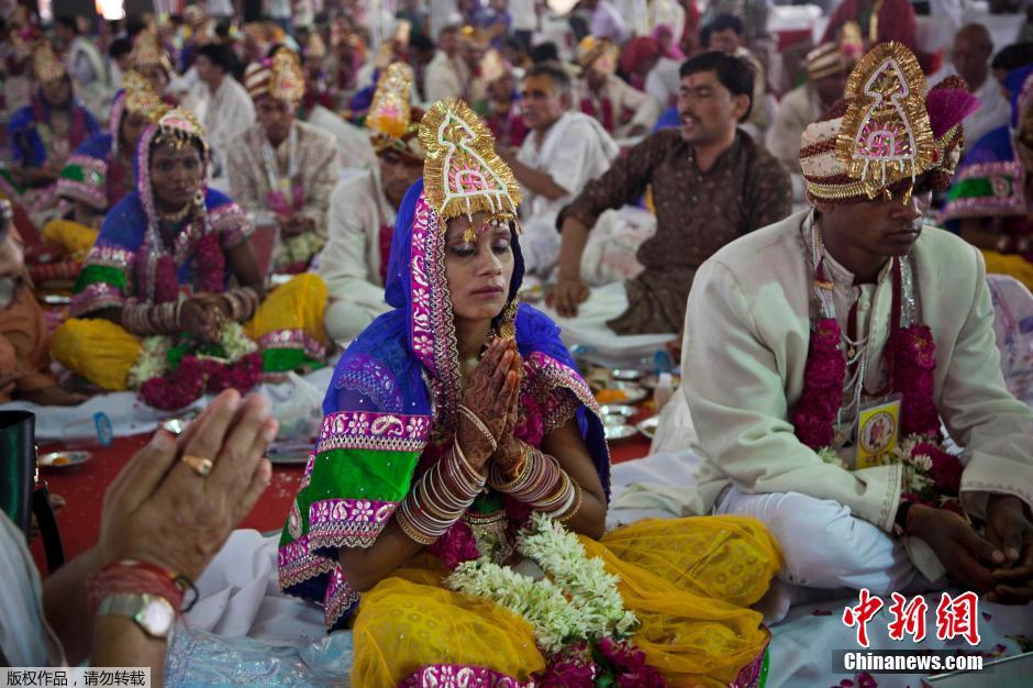 當(dāng)?shù)貢r間2014年6月15日,印度新德里,印度政府為數(shù)百對貧困新人舉辦集體婚禮。