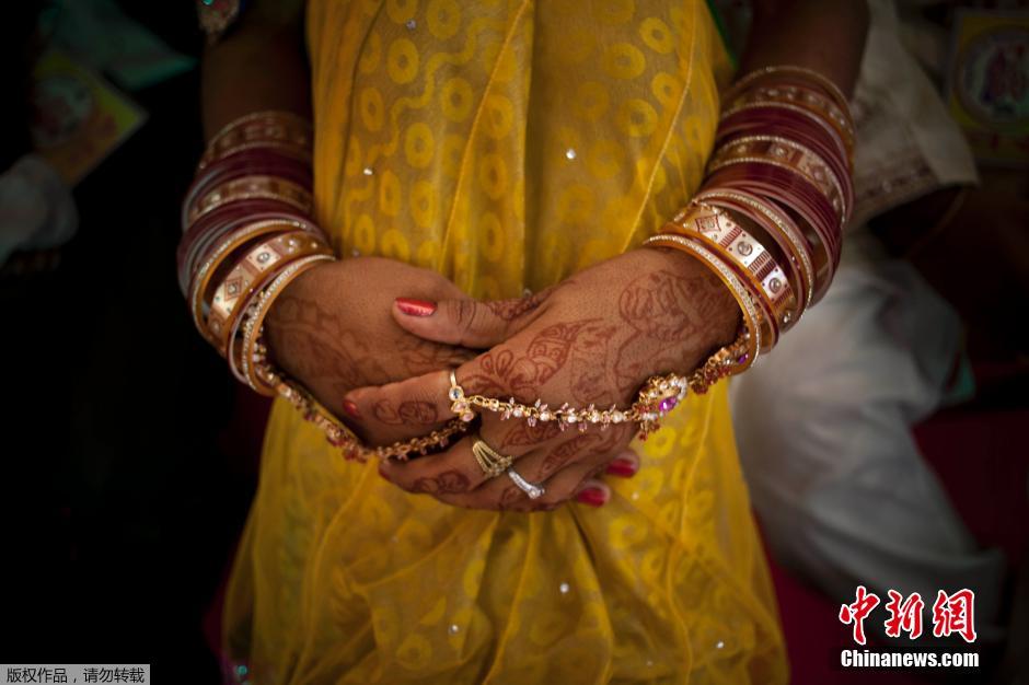 當(dāng)?shù)貢r間2014年6月15日,印度新德里,印度政府為數(shù)百對貧困新人舉辦集體婚禮。