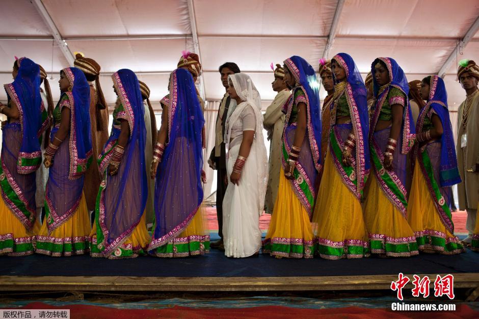 當(dāng)?shù)貢r間2014年6月15日,印度新德里,印度政府為數(shù)百對貧困新人舉辦集體婚禮。