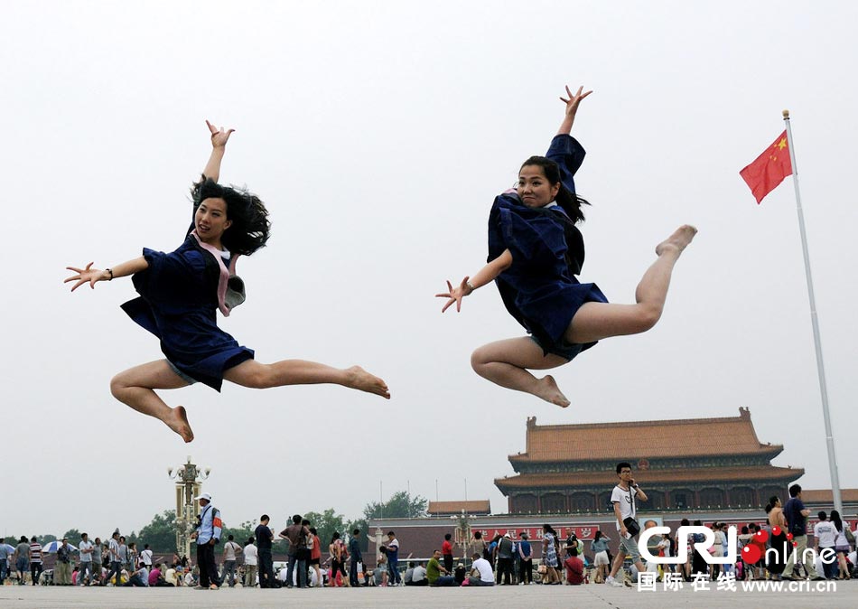 幾名打?qū)W生天安門廣場創(chuàng)意留影。圖片來源：金聞/CFP