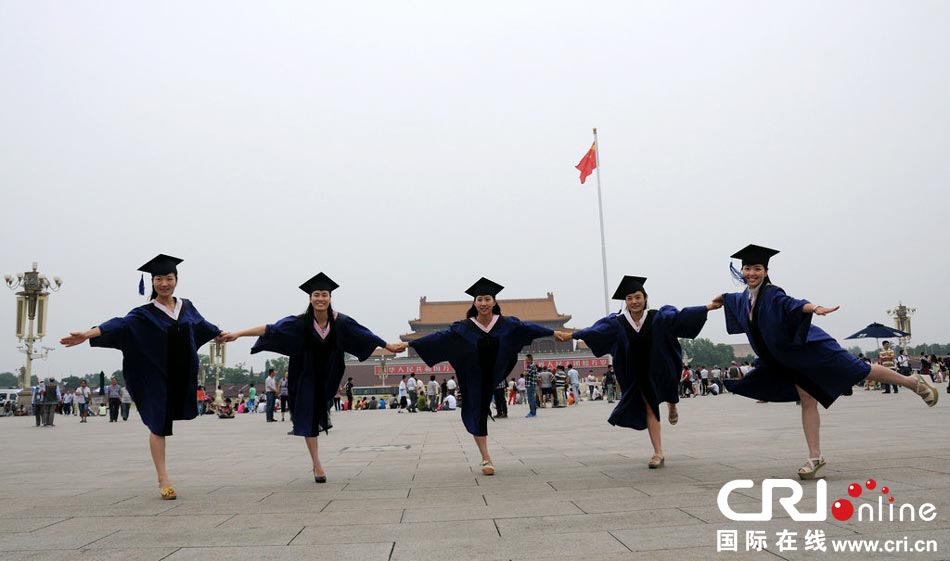 幾名打?qū)W生天安門廣場創(chuàng)意留影。圖片來源：金聞/CFP