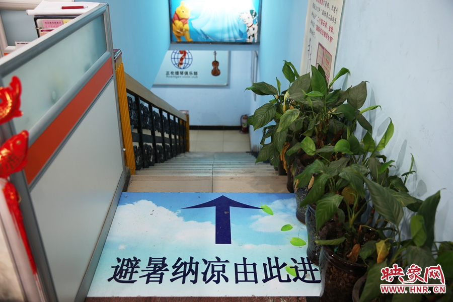 金水區(qū)人防（珠江琴行）納涼點入口處的明顯標識。