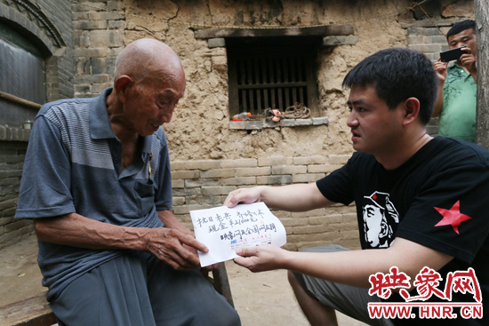 映象網(wǎng)記者親手將網(wǎng)友捐款交到老人手中。