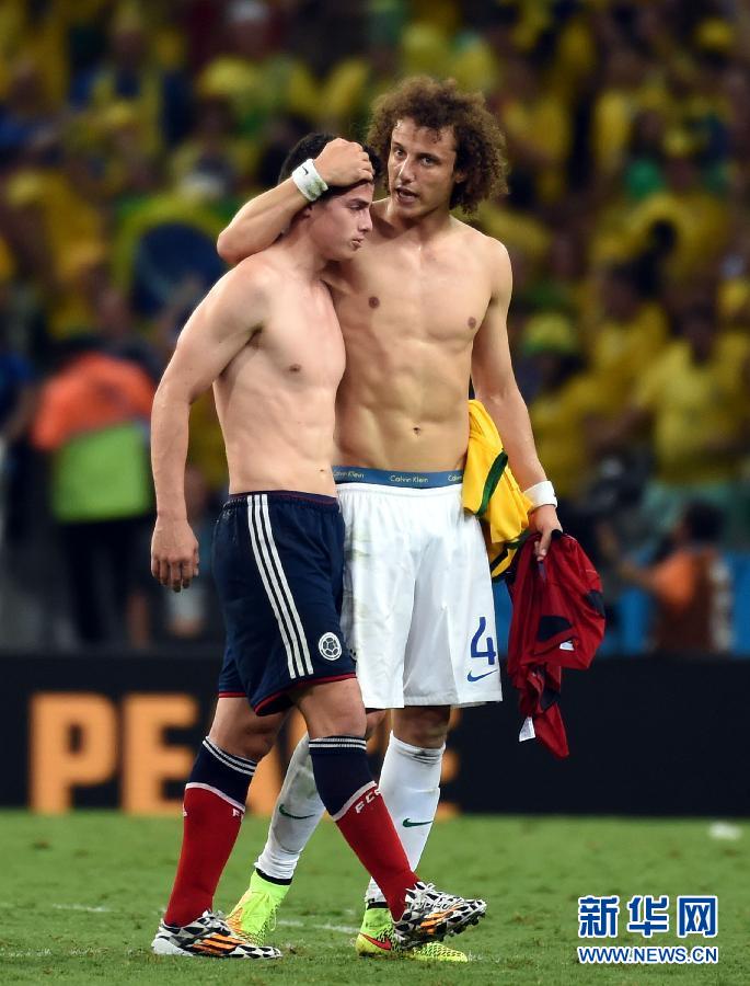 圖為7月4日，巴西隊(duì)球員路易斯（右）賽后安慰哥倫比亞隊(duì)球員羅德里格斯。