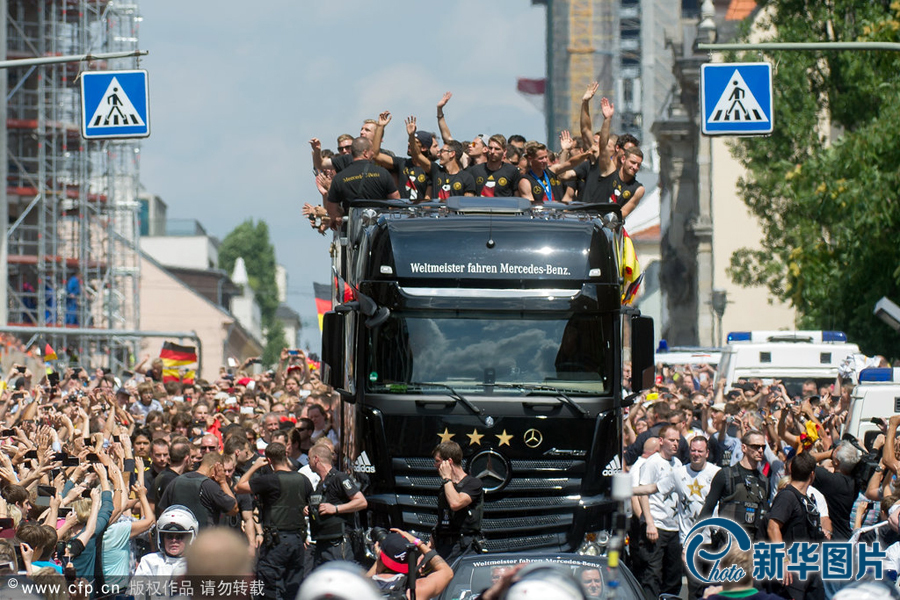 當(dāng)?shù)貢r間2014年7月15日，德國柏林，德國隊歸國舉行奪冠巡游。