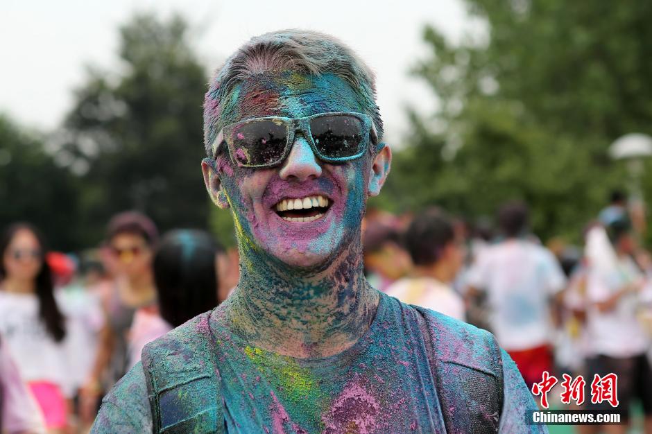 7月19日,參加彩虹跑的年輕人沖向終點(diǎn)后合影。