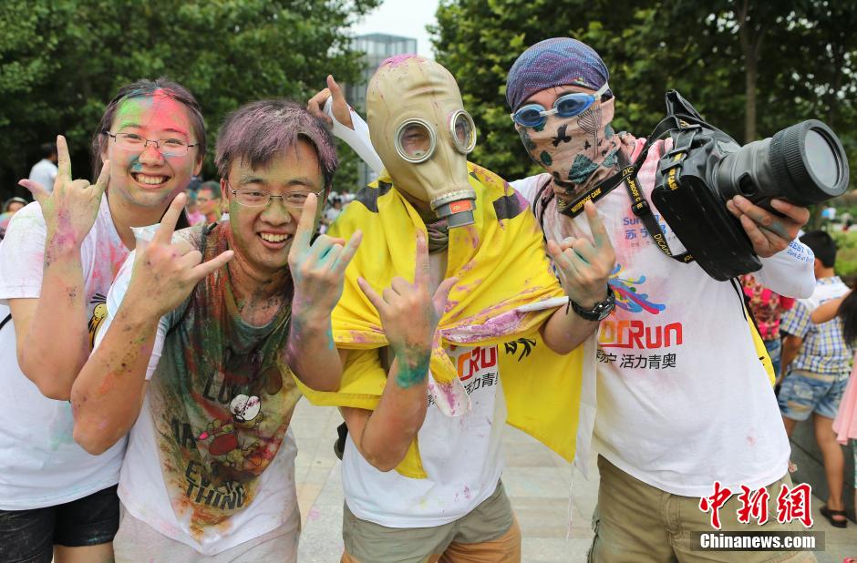 7月19日,參加彩虹跑的年輕人沖向終點(diǎn)后合影。
