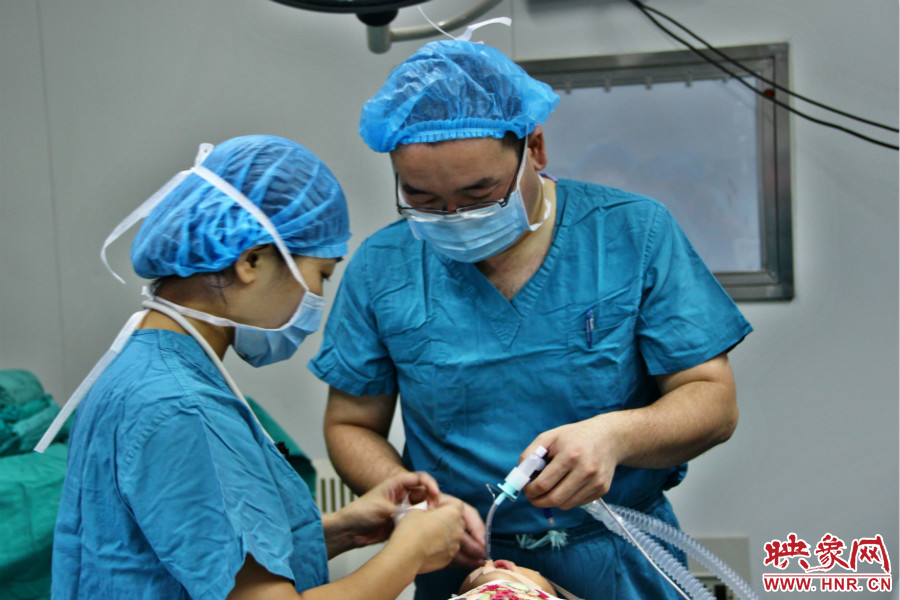 醫(yī)生正在對小龍進行麻醉后的觀察。