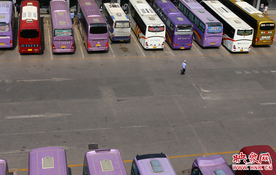 在不大的車站內(nèi)，幾十輛客車不停運轉(zhuǎn)的發(fā)動機，使得場站內(nèi)溫度居高不下